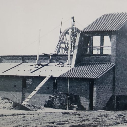 Fotografia de l’Església en construcció on es veu l’absis quadrat, el buit pels vitralls i el motllo per l’arcada de l’altar